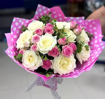 Букет из белых и розовых роз Магия момента