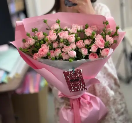 Букет из розовых кустовых роз В розовых оттенках