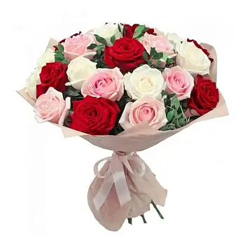 Букет из красных, розовых и белых роз Конфетный праздник