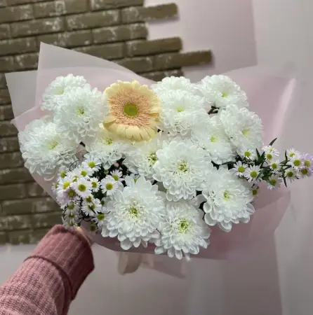 Букет из белых хризантем и гербер Воздушный замок