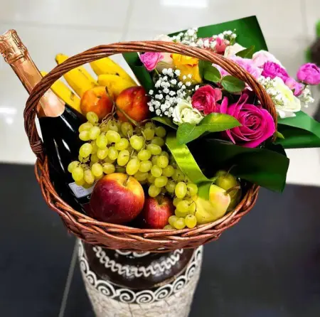 Корзина с фруктами, розами и шампанским № 15