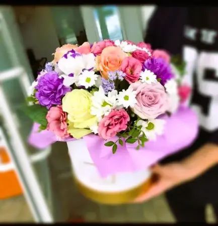 Букет из роз и хризантем Цветные сны в коробке