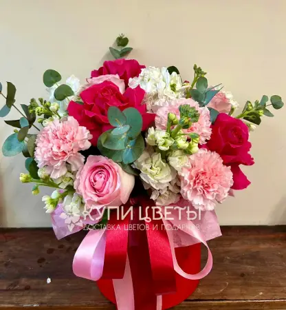 Композиция в коробке из роз и гвоздик Чудесные пожелания