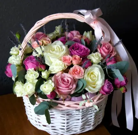 Корзина из роз и лаванды Прекрасный момент