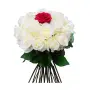 Букет из белых и красной розы В центре внимания