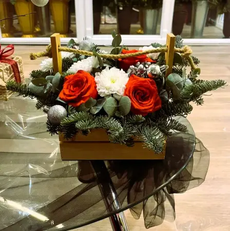 Композиция из роз, хризантем и хвои Сказочная зима