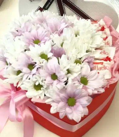 Подарочный набор из хризантем и конфет Раффаэлло в коробке Сладкая мечта