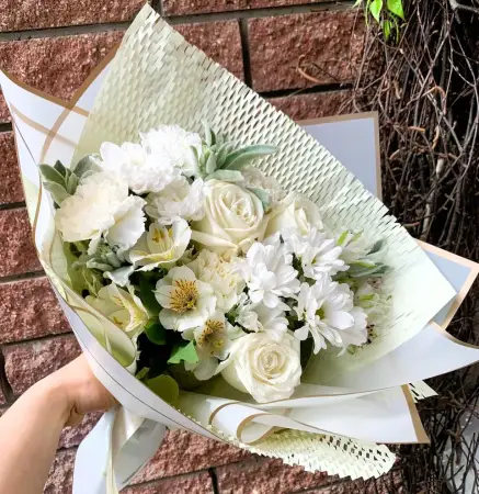 Букет из белых роз, хризантем и альстромерий Искренние чувства