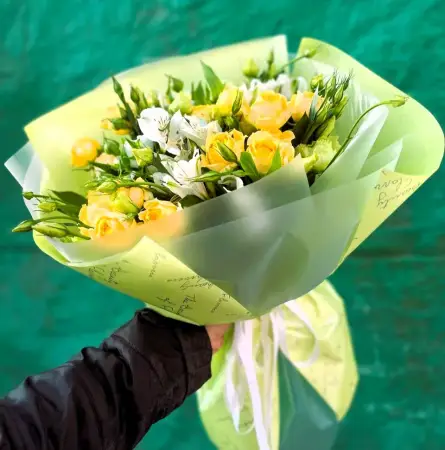 Букет из желтых кустовых роз и альстромерии Солнечный Вдох