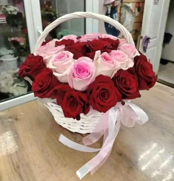 Корзина из красных и розовых роз 