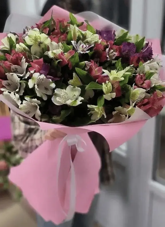 Букет из белых и розовых альстромерий