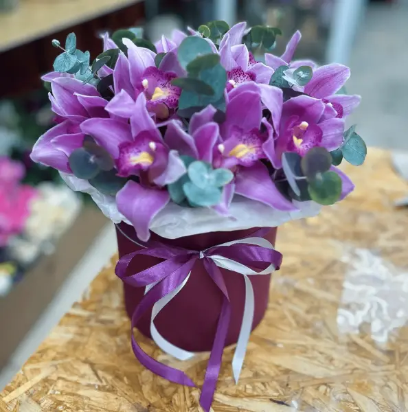 Орхидея с эвкалиптом в шляпной коробке