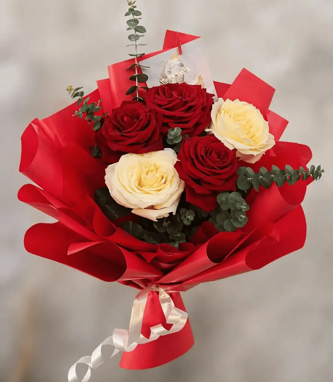 Букет из 5 красно-белых роз с эвкалиптом