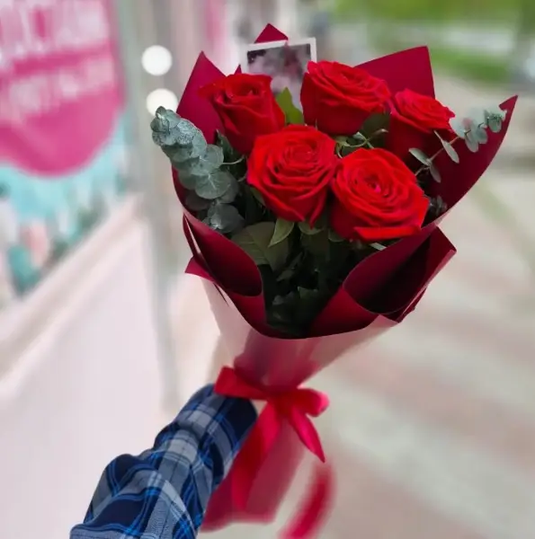 Букет из 5 красных роз с эвкалиптом