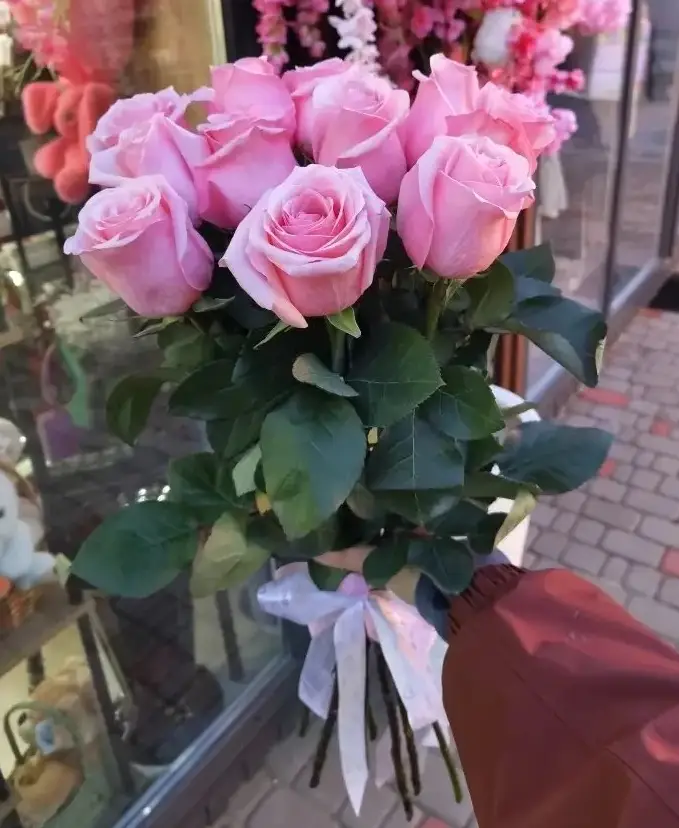 Букет из розовых роз под ленту