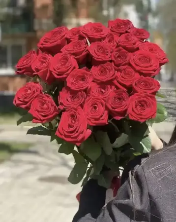 Букет из 27 красных роз под ленту