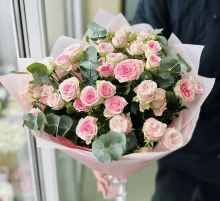 Букет из 9 розовых кустовых роз