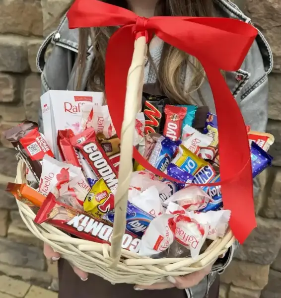 Сладкая корзина с шоколадными батончиками