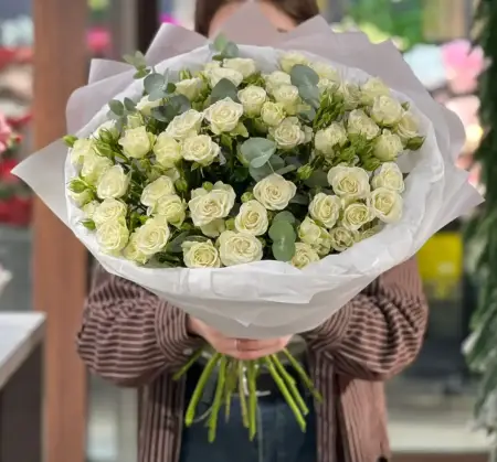 Букет из 15 белых кустовых роз