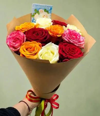 Букет из 11 разноцветных роз