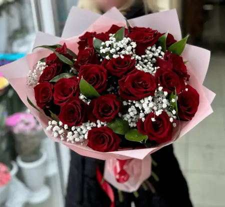 Букет из 21 красной розы с гипсофилой
